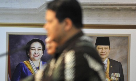  Ketua KPU Husni Kamil Manik (tengah) tengah memberikan keterangan pers seusai pertemuan dengan Presiden Susilo Bambang Yudhoyono guna membahas Perppu Pilkada di Kantor Presiden, Jakarta, Kamis (2/10) malam.