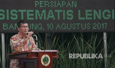 Ketua KPU Jabar yayat Hidayat menyampaikan pemaparannya pada Rapat Koordinasi pelaksanaan Pilkada Serentak Tahun 2018 di Aula Barat Gedung Sate, Kota Bandung, Kamis (10/8).