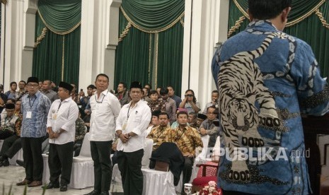 Ketua KPU Jawa Barat Yayat Hidayat (kanan) membacakan harta kekayaan Pasangan Calon Gubernur-Wakil Gubernur Provinsi Jawa Barat nomor urut satu Ridwan Kamil (kiri)-UU Ruzhanul Ulum (kedua kiri) dan nomor urut dua TB Hasanuddin (ketiga kiri)- Anton Charliyan (keempat kiri) saat acara pembekalan anti korupsi dan deklarasi Laporan Kekayaan Penyelenggara Negara (LHKPN) oleh KPK di Gedung Sate, Bandung, Jawa Barat, Selasa (17/4). 