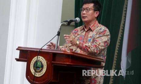 ketua KPU Jawa Barat Yayat Hidayat menyampaikan pemaparannya saat rapat koordinasi persiapan pilkada serentak, di Aula Barat Gedung Sate, Kota Bandung,Kamis (10/8).