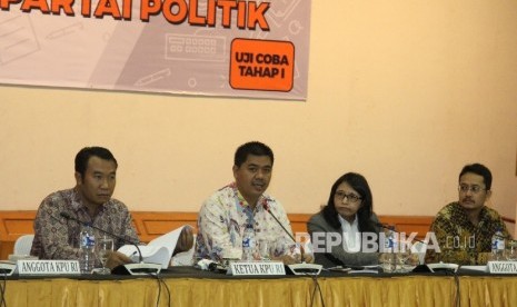 Ketua KPU Juri Ardiantoro (kedua kiri) bersama Anggota KPU Sigit Pamungkas (kiri), Ida Budhiati (kedua kanan), Ferry Kurnia Rizkiyansyah (kanan) menyampaikan pemaparan saat sosialisasi Sistem Informasi di Gedung KPU, Jakarta, Selasa (7/3). 