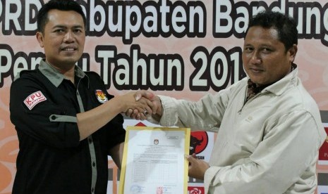 Ketua KPU Kabupaten Bandung Barat Adi Saputro (kiri) tengah menerima berkas persyaratan calon anggota legislatif dari pengurus partai di Kantor KPU KBB, Kecamatan Padalarang, KBB, belum lama ini.  