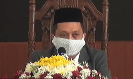 Ketua KPU Kabupaten Semarang, Maskup Asyadi saat membacakan keputusan penetapan Pasangan H Ngesti Nugraha SH MH- H Basari ST MSi telah sebagai pasangan Bupati dan Wakil Bupati Semarang terpilih, dalam Pemilihan Bupati dan Wakil Bupati Semarang tahun 2020, pada rapat pleno terbuka di Aula Kantor KPU Kabupaten Semarang, di Ungaran, Kamis (21/1).