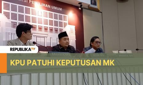 Ketua KPU Mochammad Afifudin (tengah) menggelar konferensi pers di Media Center KPU RI, Jakarta Pusat, Jumat (23/8/2024) siang.