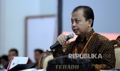 Ketua KPU Provinsi DKI Jakarta, Sumarno saat memberikan keterangan pada sidang kode etik penyelenggara Pemilu di komplek Parlemen Senayan, Jakarta, Kamis (30/3). 