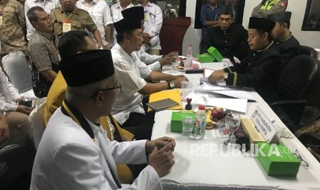 Ketua KPU Purwakarta, Ramlan Maulana, saat menerima berkas pendaftaran dari pasangan calon bupati/wakil bupati Purwakarta (ilustrasi) 