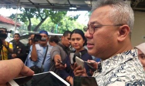 Ketua KPU RI Arief Budiman saat diwawancarai wartawan di kantor KPU, Jakarta Pusat, Senin (13/1). 