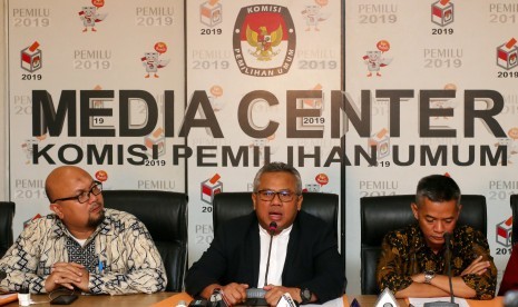 Ketua KPU RI Arief Budiman (tengah) didampingi oleh Komisioner KPU Wahyu Setiawan (kanan) dan Ilham Saputra (kiri) memberikan keterangan pers terkait perkembangan Pilkada serentak 2018 di Gedung KPU Pusat, Jakarta, Jumat (29/6).