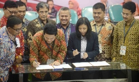 Ketua KPU RI, Husni Kamil Manik bersama anggota KPU dan para saksi dari calon presiden Jokowi-Jk menandatangani hasil rekapitulasi penghitungan suara.