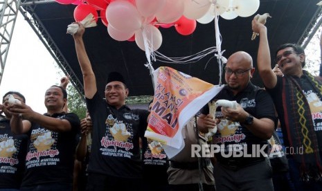 Ketua KPU Sumut Mulia Banurea (kiri), Komisioner KPU Ilham Saputra (kedua kanan), bersama calon gubernur Sumatra Utara Edy Rahmayadi (kedua kiri) dan Djarot Saiful Hidayat (kanan) bersiap melepaskan merpati saat Deklarasi Kampanye Damai Pemilihan Gubernur dan Wakil Gubernur Sumut, di Medan, Sumatra Utara, Ahad (18/2).