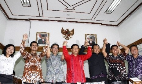 Ketua KPU terpilih periode 2012-2017 Husni Kamil Malik (tengah) bersama anggota KPU lainnya (kiri-kanan) Ida Budianti, Feri Kunia, Hadar Nafis Gumay, Sigit Pamungkas, Juri Ardiantoro dan Arif Budiman.