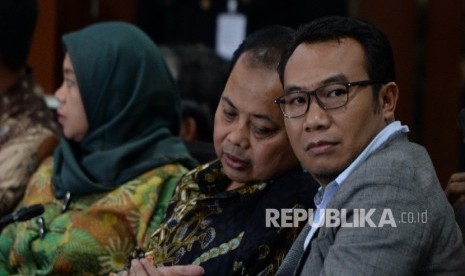 Ketua KPUD DKI Jakarta Sumarno berbincang dengan Komisioner KPU Sigit Pamungkas sebelum sidang terkait pelaksanaan Pilkada serentak 2017 di ruang sidang DKPP, Jakarta, Jumat (7/4).