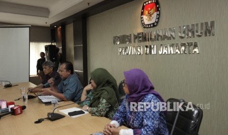 Ketua KPUD DKI Jakarta Sumarno (kedua kiri) bersama anggota KPUD DKI Jakarta Moch. Sidik (kiri), Anggota KPUD DKI Jakarta Bettty Epsilon Idroos (kedua kanan) dan Anggota DKI Jakarta Dahliah Umar (kanan) memberikan keterangan pers kepada awak media di gedun