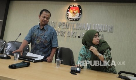 Ketua KPUD DKI Jakarta Sumarno (kiri) bersama anggota KPUD DKI Jakarta Bettty Epsilon Idroos (kanan) bersiap untuk memberikan keterangan pers kepada awak media di gedung KPUD DKI Jakarta, Jumat (16/9).