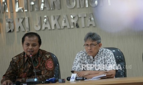 Ketua KPUD DKI Jakarta Sumarno (kiri) dan anggota KPUD DKI Jakarta Moch Sidik melakukan konferensi pers di Media Center KPU Jakarta, Jumat (21/10).