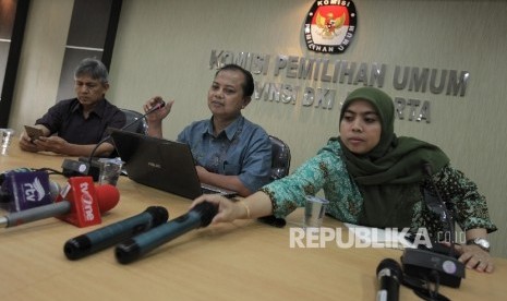  Ketua KPUD DKI Jakarta Sumarno (tengah) bersama anggota KPUD DKI Jakarta Moch. Sidik (kiri), Anggota KPUD DKI Jakarta Bettty Epsilon Idroos (kanan). 