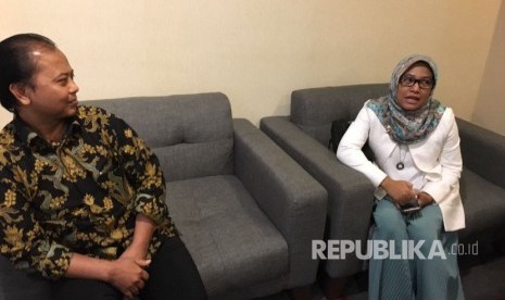 Ketua KPUD DKI, Sumarno (kiri) dan Ketua Bawaslu DKI, Mimah Susanti (kanan) saat menghadiri rapat internal dari tim pemenangan paslon gubernur dan wakil gubernur DKI Jakarta, Basuki Tjahaja Purnama (Ahok) dan Djarot Saiful Hidayat di Hotel Novotel, 