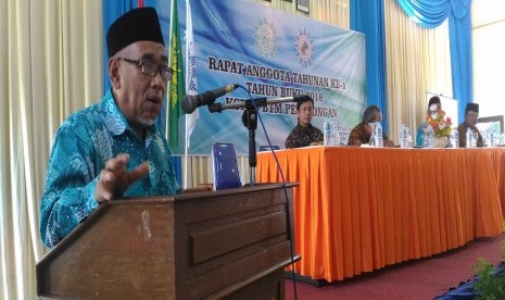 Ketua KSPPS BTM  Pekalongan Akhmad Sahowi berbicara dalam Rapat Anggota Tahunan BTM Pekalongan