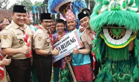 Ketua Kwarnas Gerakan Pramuka Adhyaksa Dault di antara anggota pramuka penggalang yang menggelar karnaval budaya memeringati Hari Sumpah Pemuda, di  Bumi Perkemahan Pramuka, Cibubur, Jakarta Timur, Sabtu (28/10) 