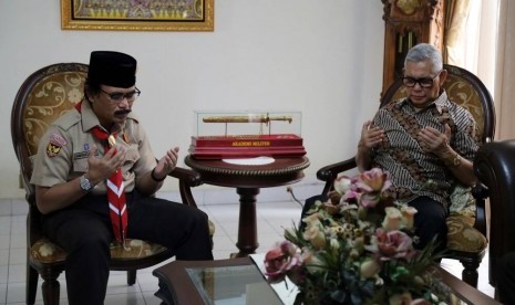 Ketua Kwarnas Gerakan Pramuka, Adhyaksa Dault (kiri berbaju Pramuka) dan Wakil Presiden keenam Indonesia, Try Sutrisno (kanan berbaju batik). 