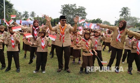  Ketua Kwarnas Gerakan Pramuka, Adhyaksa Dault menerima Penghargaan Bintang Jasa Cemerlang dari Persekutuan Pengakap Negara Brunei Darussalam di Pusat Kegiatan dan Latihan Pengakap Kebangsaan Brunei Darussalam (20/3).