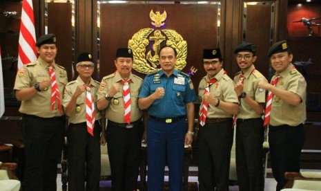 Ketua Kwarnas Gerakan Pramuka Adhyaksa Dault saat bertemu dengan Kepala Staf TNI Angkatan Laut Laksamana TNI Ade Supandi 