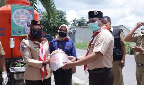 Ketua Kwartir Daerah Gerakan Pramuka Kepulauan Bangka Belitung, Melati Erzaldi yang didampingi Ketua Gugus Tugas, Mikron Antariksa hadir di beberapa titik keramaian.  Salah satunya adalah Pasar Higienis Selindung, untuk menyerahkan bantuan berupa alat cuci tangan, full set alat pelindung diri, dan alat penyemprotan disinfektan, Senin (06/04).