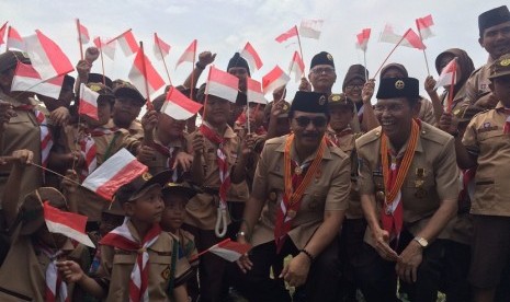 Ketua Kwartir Nasional (Kwarnas) Gerakan Pramuka Kak Adhyaksa Dault bersama anggota Pramuka