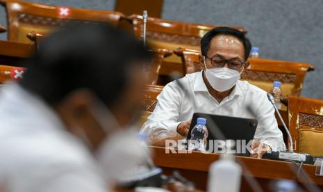 Ketua Lembaga Anti Doping Indonesia (LADI) Mustafa Fauzi mengikuti rapat dengar pendapat umum (RDPU) dengan Komisi X DPR di Kompleks Parlemen, Senayan, Jakarta, Senin (8/11/2021). Rapat dengar pendapat umum tersebut membahas sanksi World Anti-Dopping Agency (WADA) ke Indonesia. 