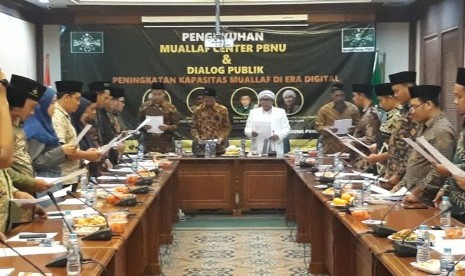 Ketua Lembaga Dakwah Pengurus Besar Nahdlatul Ulama (LD PBNU), KH. Misbahul Munir Cholil (baju putih) saat melantik pengurus Muallaf Center PBNU di Gedung PBNU, Jakarta Pusat, Selasa (17/12).