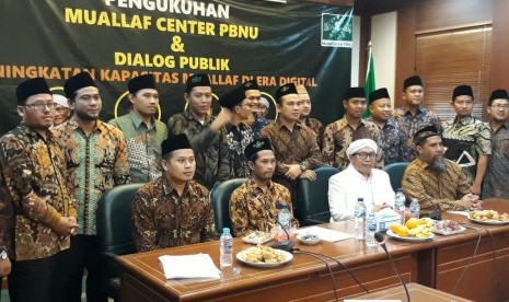 Ketua Lembaga Dakwah Pengurus Besar Nahdlatul Ulama (LD PBNU), KH. Misbahul Munir Cholil (baju putih) saat melantik pengurus Muallaf Center PBNU di Gedung PBNU, Jakarta Pusat, Selasa (17/12).