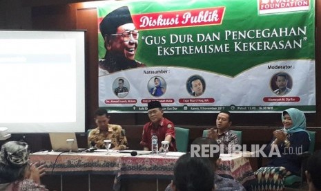 Ketua Lembaga Kajian Agama dan Jender (LKAJ), Musdah Mulia, Peneliti Senior Wahid Foundation, Ahmad Suaedy (baju merah), dan Direktur Eksekutif Maarif Institute, Fajar Riza Ul Haq saat menjadi pembicara diskusi publik Gus Dur dan Pencegahan Ekstremisme Kekerasan di Kantor Wahid Foundation, Menteng, Jakarta Pusat, Kamis (9/11). 