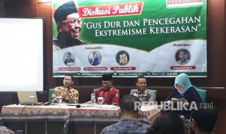 Ketua Lembaga Kajian Agama dan Jender (LKAJ), Musdah Mulia, Peneliti Senior Wahid Foundation, Ahmad Suaedy (baju merah), dan Direktur Eksekutif Maarif Institute, Fajar Riza Ul Haq saat menjadi pembicara diskusi publik Gus Dur dan Pencegahan Ekstremisme Kekerasan di Kantor Wahid Foundation, Menteng, Jakarta Pusat, Kamis (9/11). 