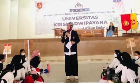 Ketua Lembaga Pengembangan Kreativitas dan Kebangsaan (LPKK) Unkris Dr Susetya Herawati (tengah).