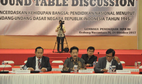 Ketua Lembaga Pengkajian Majelis Permusyawaratan Rakyat Republik Indonesia (MPR RI) Rully Chairul Azwar dalam forum Round Table Discussion Lembaga Pengkajian MPR RI 2017.