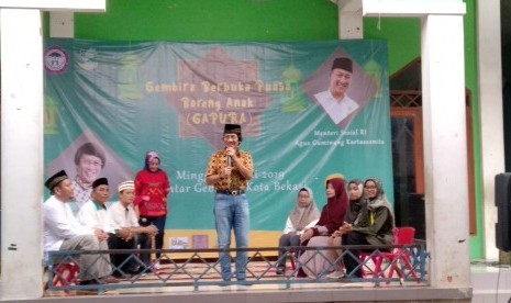 Seto Mulyadi sedang memotivasi siswa SD Dinamika Indonesia di Kelurahan Ciketing Udik, Bantargebang, Kota Bekasi. Kebanyakan siswa disana adalah anak dari pemulung yang bekerja di TPST Bantargebang.