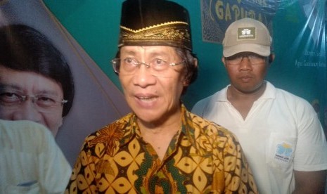 Ketua Lembaga Perlindungan Anak Indonesia Seto Mulyadi sedang memotivasi siswa SD Dinamika Indonesia di Kelurahan Ciketing Udik, Bantargebang, Kota Bekasi, Ahad (19/5). Kebanyakan siswa disana adakah anak dari pemulung yang bekerja di TPST Bantargebang.