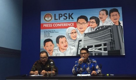 Ketua Lembaga Perlindungan Saksi dan Korban (LPSK) Abdul Haris Sementawai didampingi Wakil Ketua LPSK Hasto Atmojo Suroyo saat memberikan keterangan pers di kantor LPSK, Jakarta Timur, Rabu (23/5).  