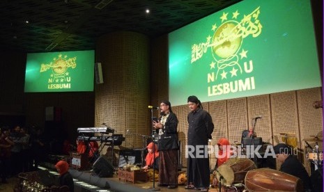   Ketua Lembaga Seniman Budayawan Muslimin Indonesia (LESBUMI) PBNU Agus Sayoto (kiri) menyampaikan pidatonya pada Harlah LESBUMI ke-54 di Galeri Indonesia Kaya, Jakarta. Kamis (24/3).(Republika/Rakhmawaty La'lang) 