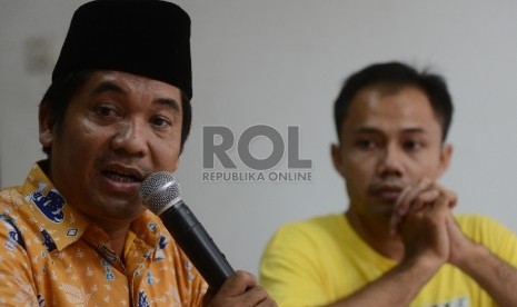 Ketua Lingkar Madani (LIMA) Ray Rangkuti (kiri) memberikan pemaparan terkait polemik penyelenggaraan Pilkada serentak saat menggelar diskusi bersama media di Kantor ICW, Jakarta, Jumat (13/11).