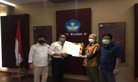 Ketua LLDikti Wilayah  III  Prof  Dr  Agus Setyo Budi MSc menyerahkan SK Pembukaan Program Studi Doktor Pendidikan Bahasa Indonesia  kepada Rektor Universitas Muhammadiyah Prof  DR HAMKA (Uhamka) Prof  Dr  Gunawan Suryoputro MHum, Senin (22/11).