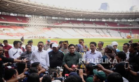 Ketua LOC Erick Thohir bersama PJ Gubernur DKI Jakarta Heru Budi Hartono dan Wakil Ketua PSSI Zainuddin Amali menjawab pertanyaan wartawan saat meninjau Stadion Utama Gelora Bung Karno di Jakarta, Senin (13/3/2023). Ketua LOC atau Panitia Penyelenggara Piala Dunia U-20 2023 Erick Thohir meminta tidak ada lagi kegiatan baik olahraga maupun seni di Stadion Utama Gelora Bung Karno dalam beberapa bulan kedepan untuk menjaga kualitas rumput jelang Piala Dunia U-20.