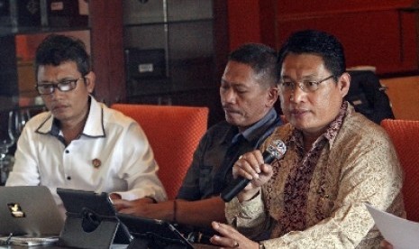 Wakil Ketua LPSK Edwin Partogi Pasaribu (kiri) bersama Ketua LPSK Abdul Haris Semendawai (kanan).