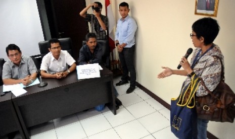 Ketua LPSK Abdul Haris Semendawai (kiri) dan Koordinator Divisi Monitoring Pelayanan Publik ICW Febri Hendri (kedua kiri) saat menggelar konfrensi pers di kantor LPSK, Jakarta, Senin (23/4).