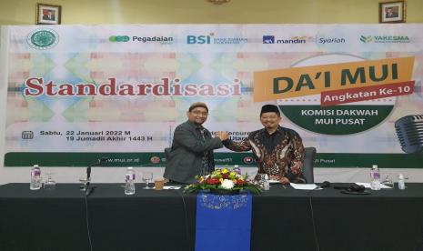 Ketua LSBPI MUI, Habiburrahman El Shirazy (kiri) bersama Ketua Komisi Dakwah MUI, KH Ahmad Zubaidi, di Multaqa Dai Nasional, Sabtu (22/1).