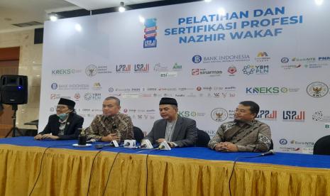 Ketua LSP-BWI Prof Nurul Huda, Manager Penjaminan Mutu LSP-BWI Arief Yulianto, dan Presiden Asosiasi Nazhir Indonesia (ANI) Imam Nur Azis saat konferensi pers uji kompetensi ratusan nadzir se-Indonesia di Jakarta, Sabtu (29/10/2022).