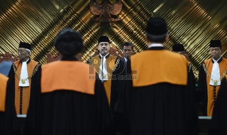 Ketua Mahkamah Agung, Hatta Ali (tengah) melantik Enam Hakim Mahkamah Agung baru di Gedung Kesekretariatan Mahkamah Agung, Jakarta, Rabu (5/8).  (Republika/Raisan Al Farisi)