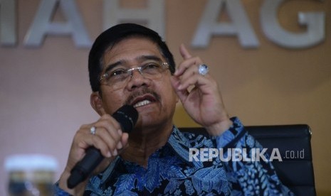 Ketua Mahkamah Agung (MA) Hatta Ali memberikan pemaparan terkait kinerja MA Tahun 2016 saat menggelar konferensi pers di Media Center MA, Jakarta, Rabu (28/12).