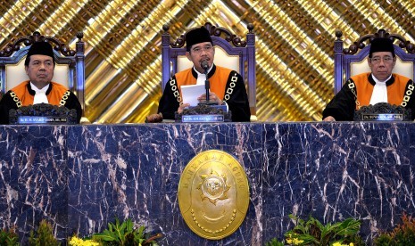 Ketua Mahkamah Agung (MA) M. Hatta Ali (tengah).