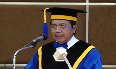  Ketua Mahkamah Agung (MA), Prof Dr H Muhammad Syarifuddin SH MH menyampaikan pidato ilmiahnya, pada acara Pengukuhan sebagai Guru Besar Tidak Tetap bidang Ilmu Hukum Pidana Fakultas Hukum (FH) Undip, yang dilaksanakan di gedung Prof Sudharto, kompleks Kampus Undip, Tembalang, Kota Semarang, Kamis (11/2).